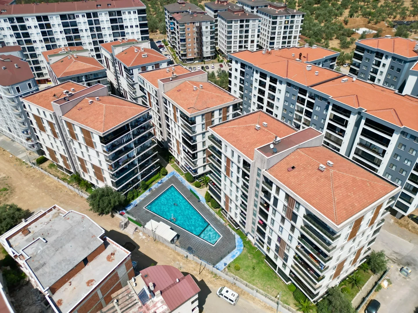 YÜKSELDEN KADIKÖYDE HAVUZLU ÖN CEPHE GENİŞ BALKONLU 1+1LÜX DAİRE