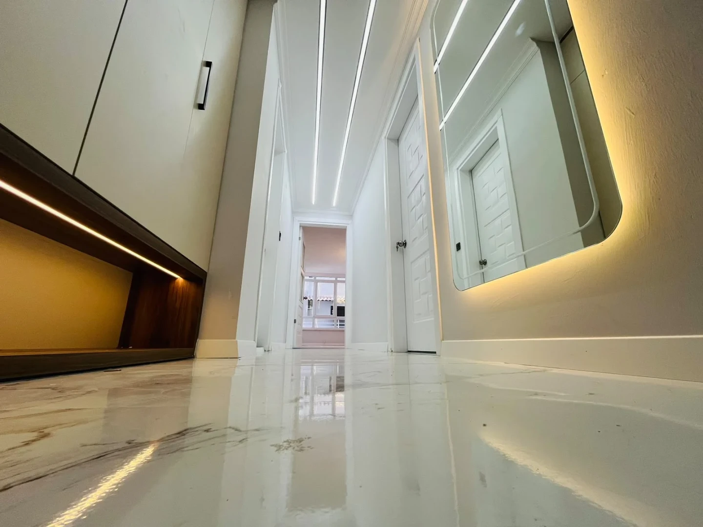 YÜKSELDEN ALTINKUMDA DENİZE YAKIN GENİŞ BALKONLU 2+1 DAİRE
