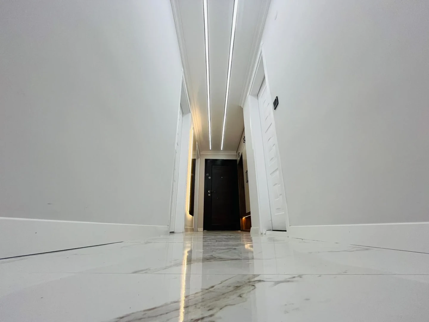 YÜKSELDEN ALTINKUMDA DENİZE YAKIN GENİŞ BALKONLU 2+1 DAİRE