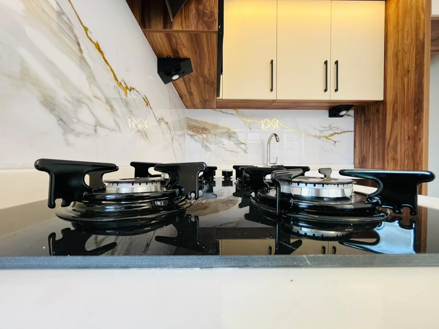 YÜKSELDEN ALTINKUMDA DENİZE YAKIN GENİŞ BALKONLU 2+1 DAİRE