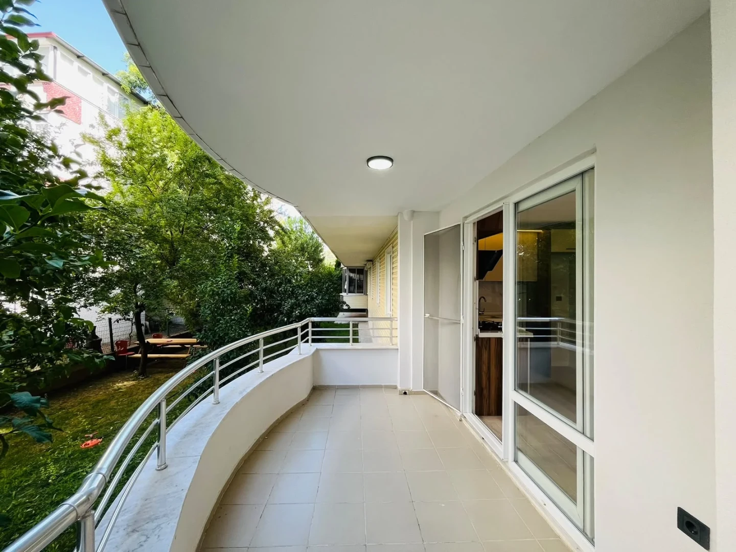 YÜKSELDEN ALTINKUMDA DENİZE YAKIN GENİŞ BALKONLU 2+1 DAİRE