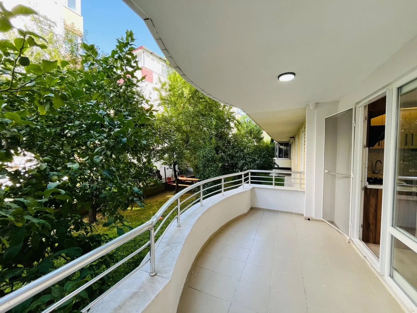YÜKSELDEN ALTINKUMDA DENİZE YAKIN GENİŞ BALKONLU 2+1 DAİRE