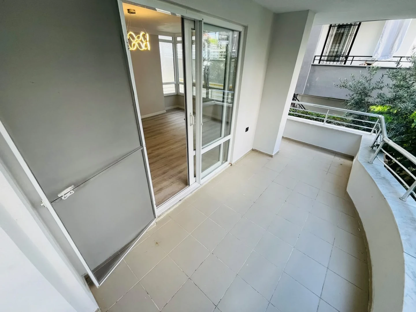 YÜKSELDEN ALTINKUMDA DENİZE YAKIN GENİŞ BALKONLU 2+1 DAİRE