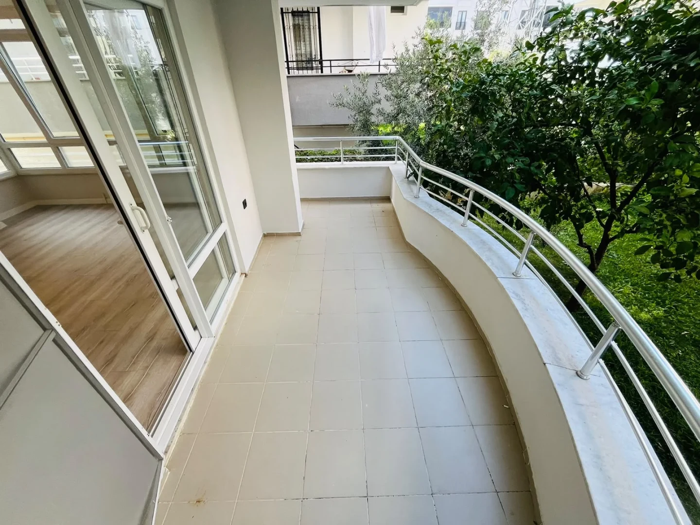 YÜKSELDEN ALTINKUMDA DENİZE YAKIN GENİŞ BALKONLU 2+1 DAİRE