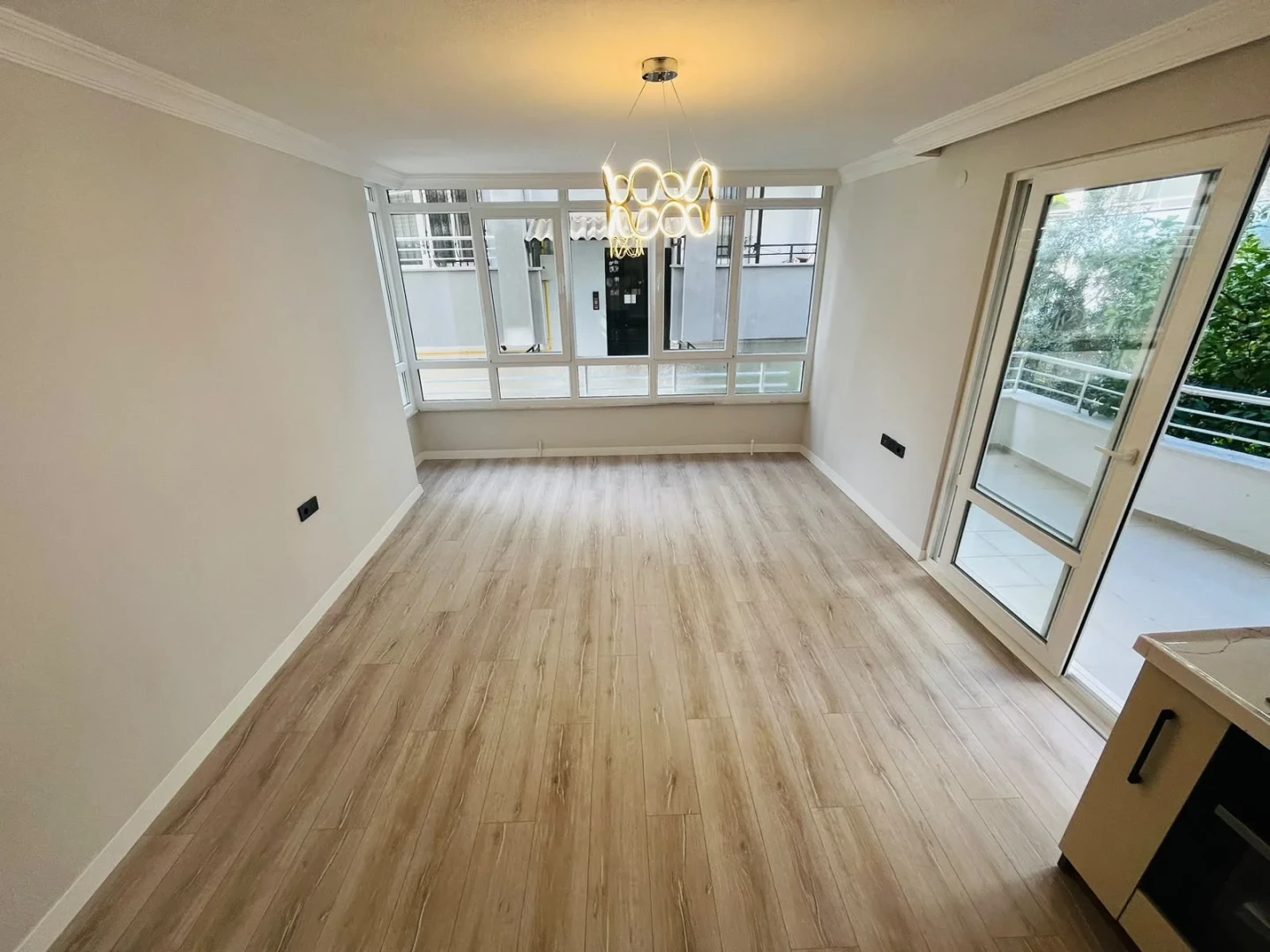 YÜKSELDEN ALTINKUMDA DENİZE YAKIN GENİŞ BALKONLU 2+1 DAİRE