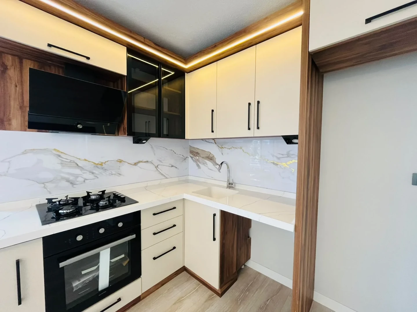 YÜKSELDEN ALTINKUMDA DENİZE YAKIN GENİŞ BALKONLU 2+1 DAİRE