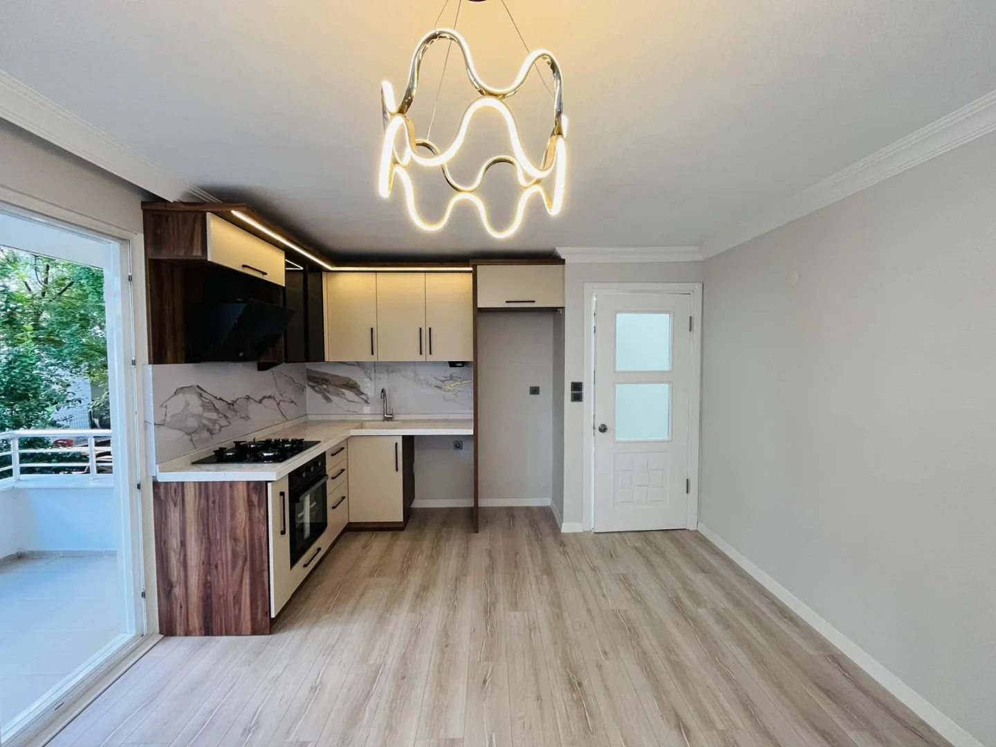 YÜKSELDEN ALTINKUMDA DENİZE YAKIN GENİŞ BALKONLU 2+1 DAİRE