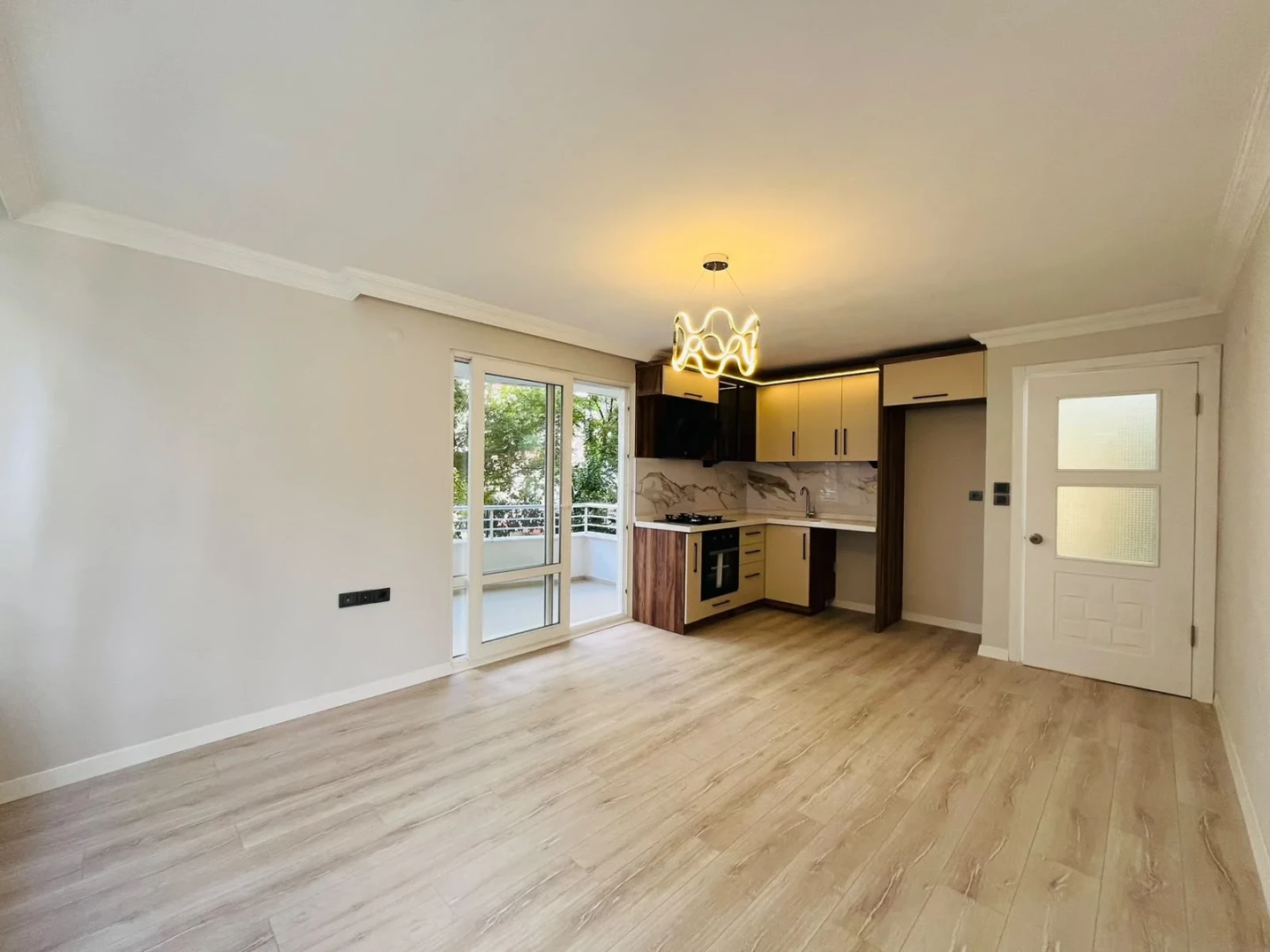 YÜKSELDEN ALTINKUMDA DENİZE YAKIN GENİŞ BALKONLU 2+1 DAİRE