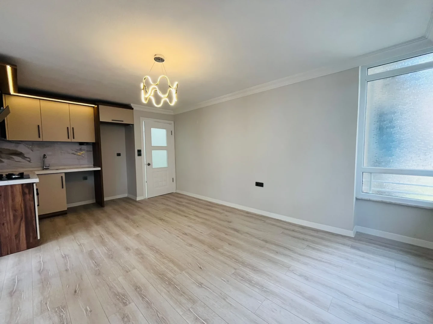 YÜKSELDEN ALTINKUMDA DENİZE YAKIN GENİŞ BALKONLU 2+1 DAİRE
