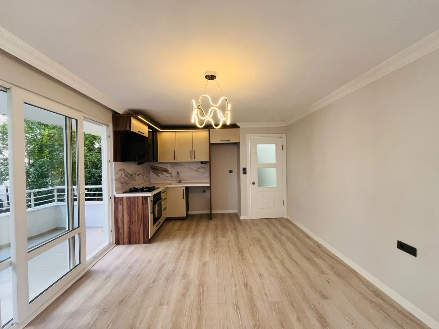 YÜKSELDEN ALTINKUMDA DENİZE YAKIN GENİŞ BALKONLU 2+1 DAİRE