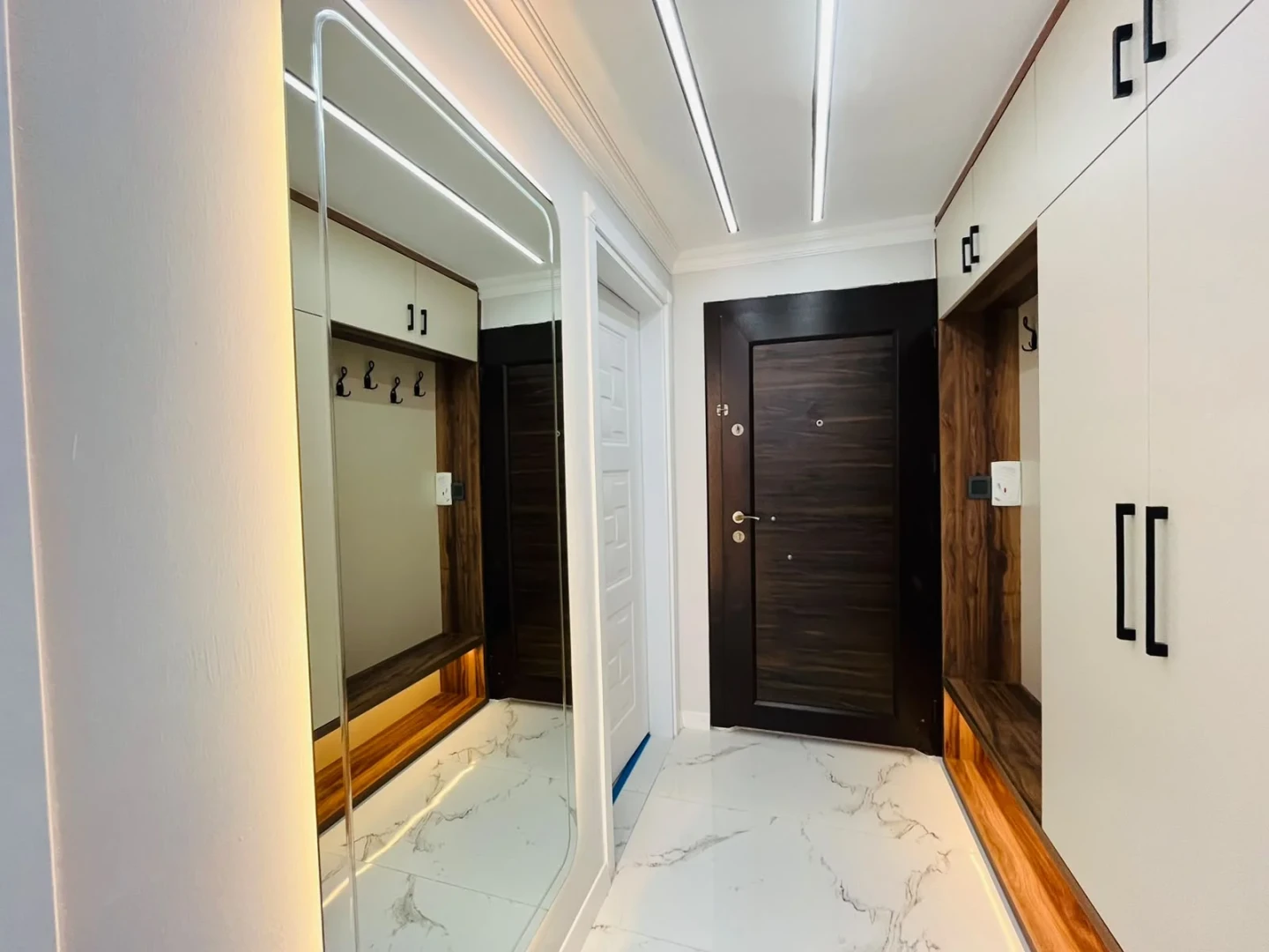 YÜKSELDEN ALTINKUMDA DENİZE YAKIN GENİŞ BALKONLU 2+1 DAİRE
