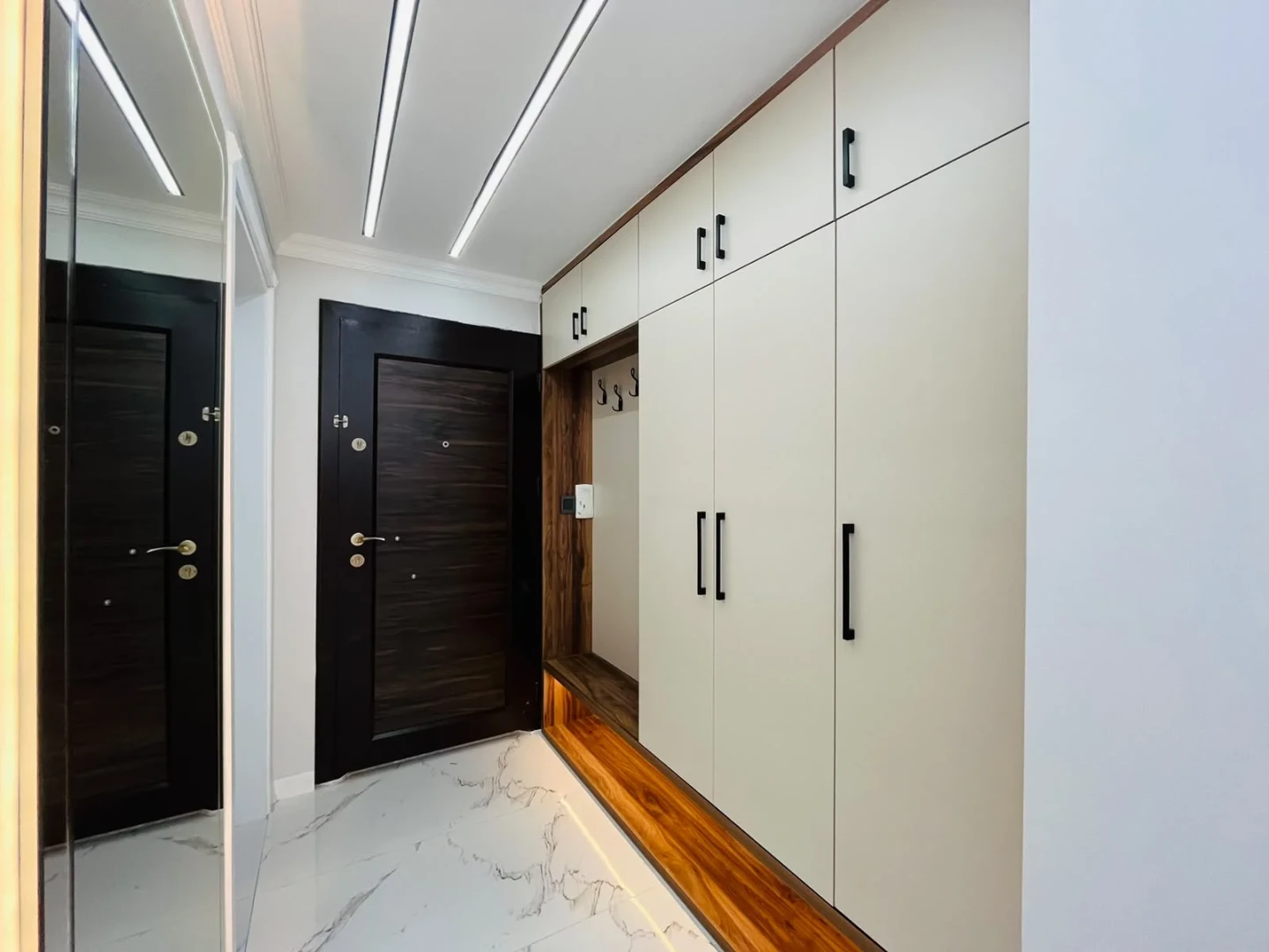 YÜKSELDEN ALTINKUMDA DENİZE YAKIN GENİŞ BALKONLU 2+1 DAİRE