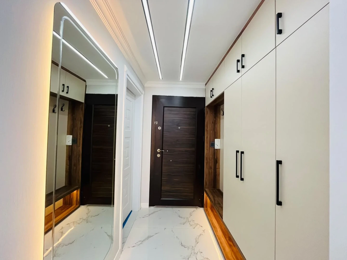 YÜKSELDEN ALTINKUMDA DENİZE YAKIN GENİŞ BALKONLU 2+1 DAİRE