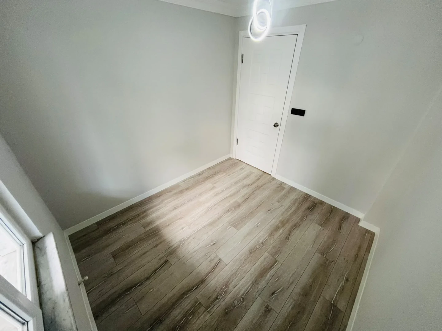 YÜKSELDEN ALTINKUMDA DENİZE YAKIN GENİŞ BALKONLU 2+1 DAİRE