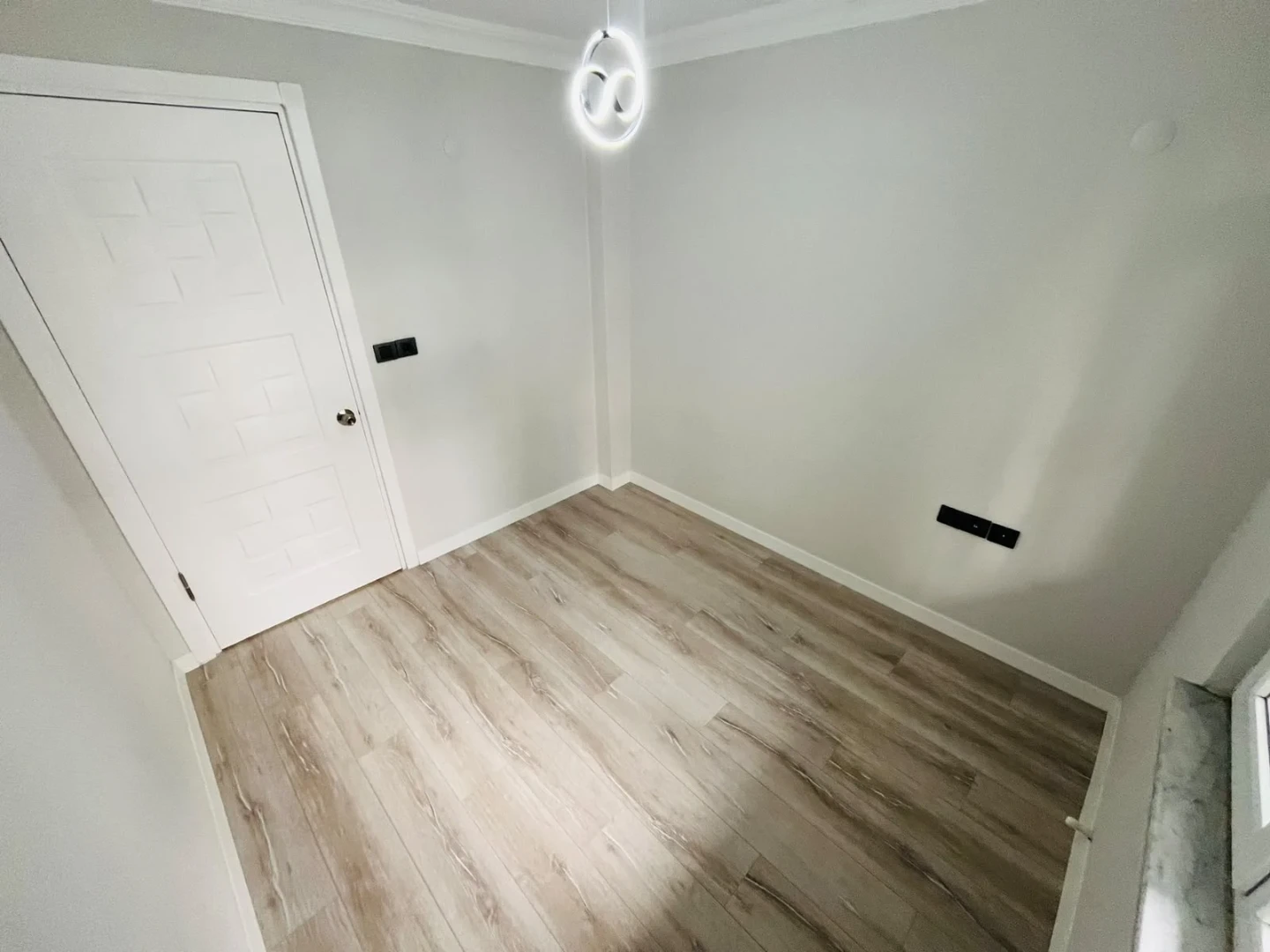 YÜKSELDEN ALTINKUMDA DENİZE YAKIN GENİŞ BALKONLU 2+1 DAİRE