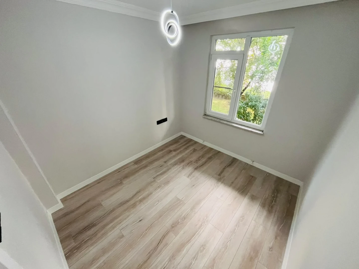 YÜKSELDEN ALTINKUMDA DENİZE YAKIN GENİŞ BALKONLU 2+1 DAİRE