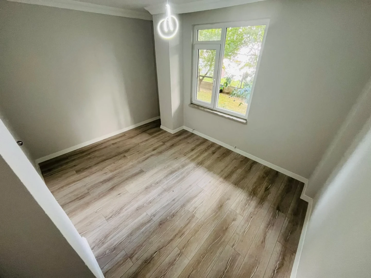 YÜKSELDEN ALTINKUMDA DENİZE YAKIN GENİŞ BALKONLU 2+1 DAİRE