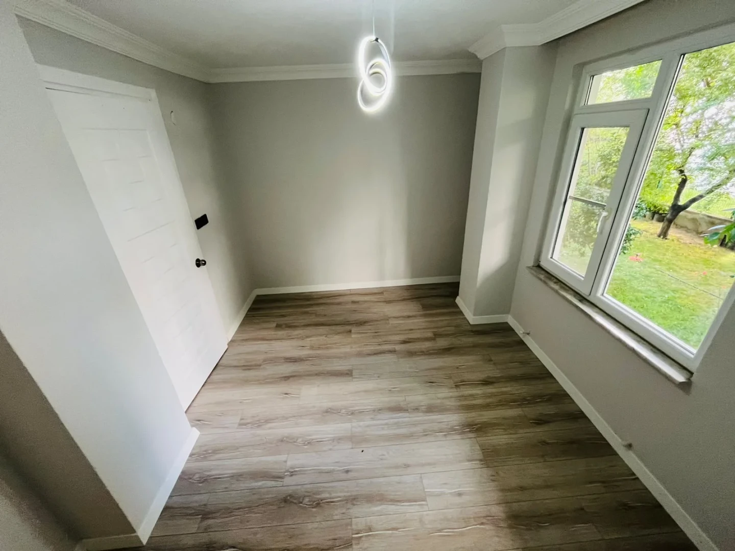 YÜKSELDEN ALTINKUMDA DENİZE YAKIN GENİŞ BALKONLU 2+1 DAİRE