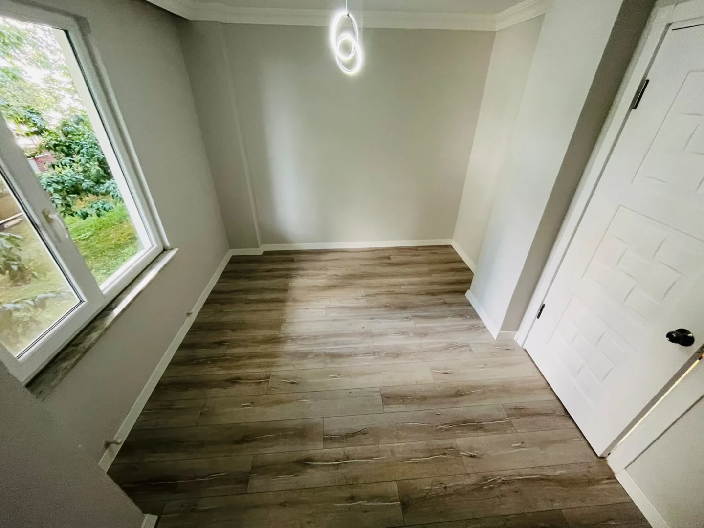 YÜKSELDEN ALTINKUMDA DENİZE YAKIN GENİŞ BALKONLU 2+1 DAİRE