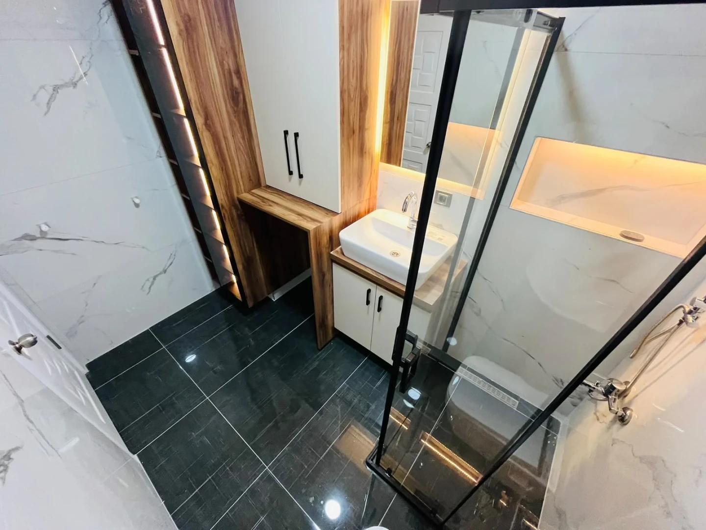 YÜKSELDEN ALTINKUMDA DENİZE YAKIN GENİŞ BALKONLU 2+1 DAİRE