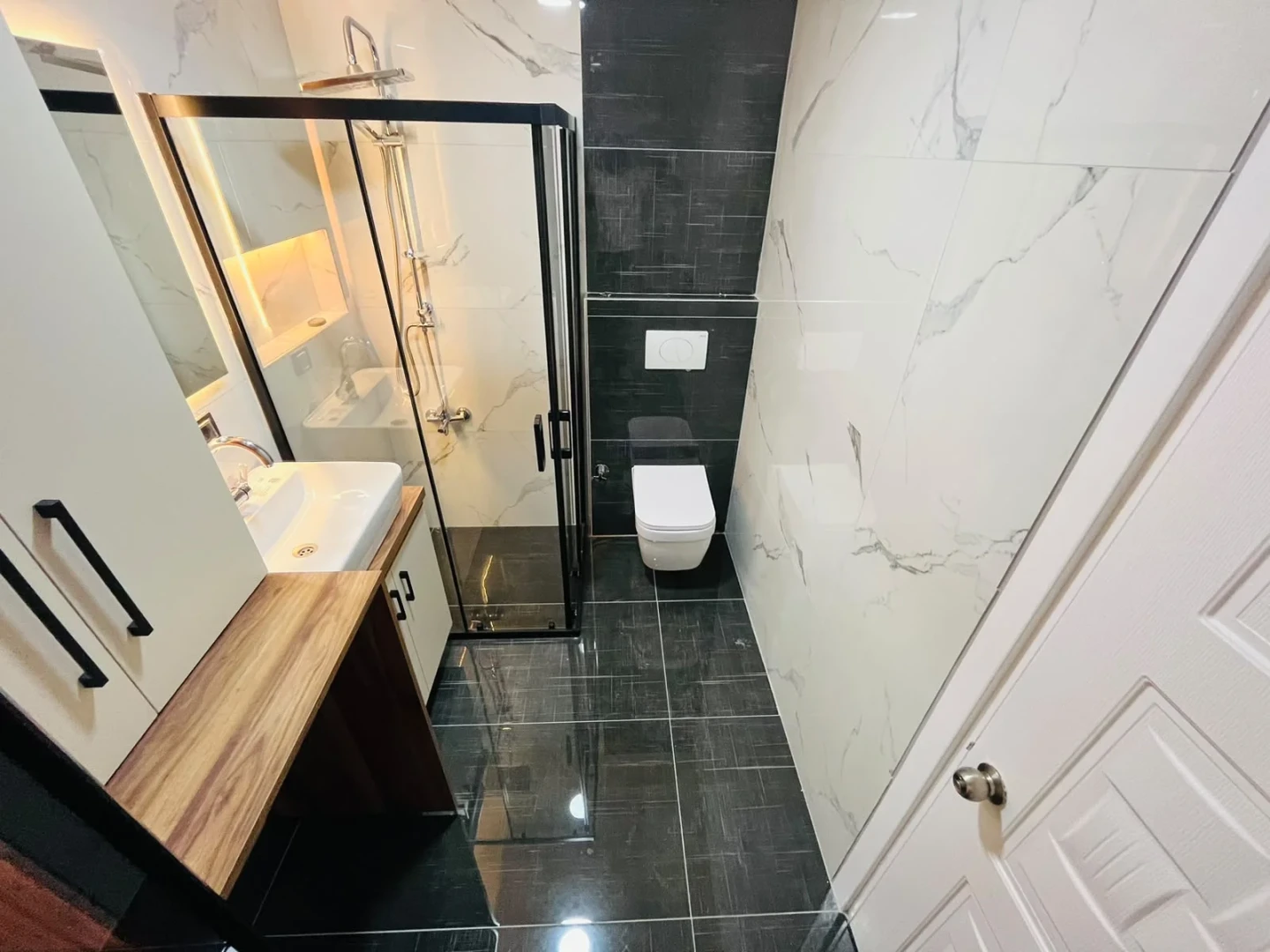 YÜKSELDEN ALTINKUMDA DENİZE YAKIN GENİŞ BALKONLU 2+1 DAİRE