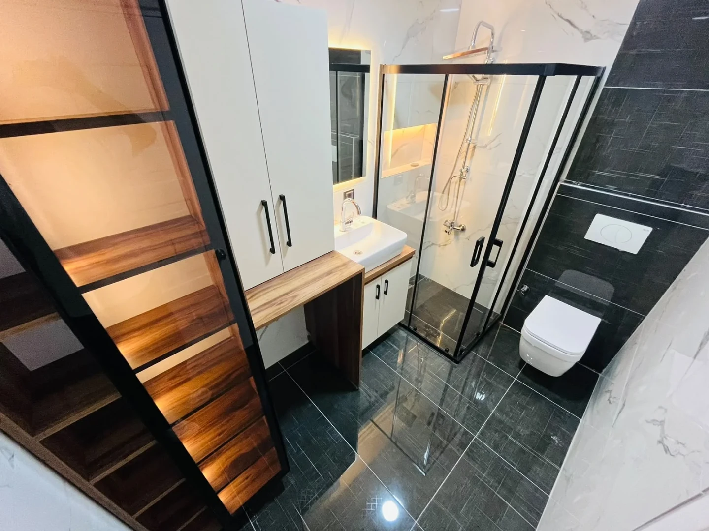 YÜKSELDEN ALTINKUMDA DENİZE YAKIN GENİŞ BALKONLU 2+1 DAİRE