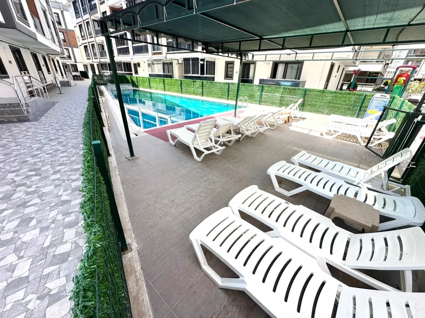 YÜKSEL'DEN ALTINKUM'DA FULL EŞYALI LUX SİTEDE HAVUZLU 1+1 DAİRE