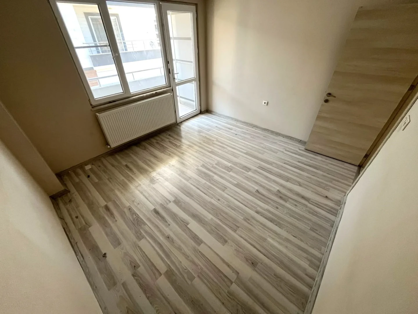 YÜKSEL'DEN ALTINKUM'DA DENİZE 650 M KREDİYE UYGUN 2+1 DAİRE