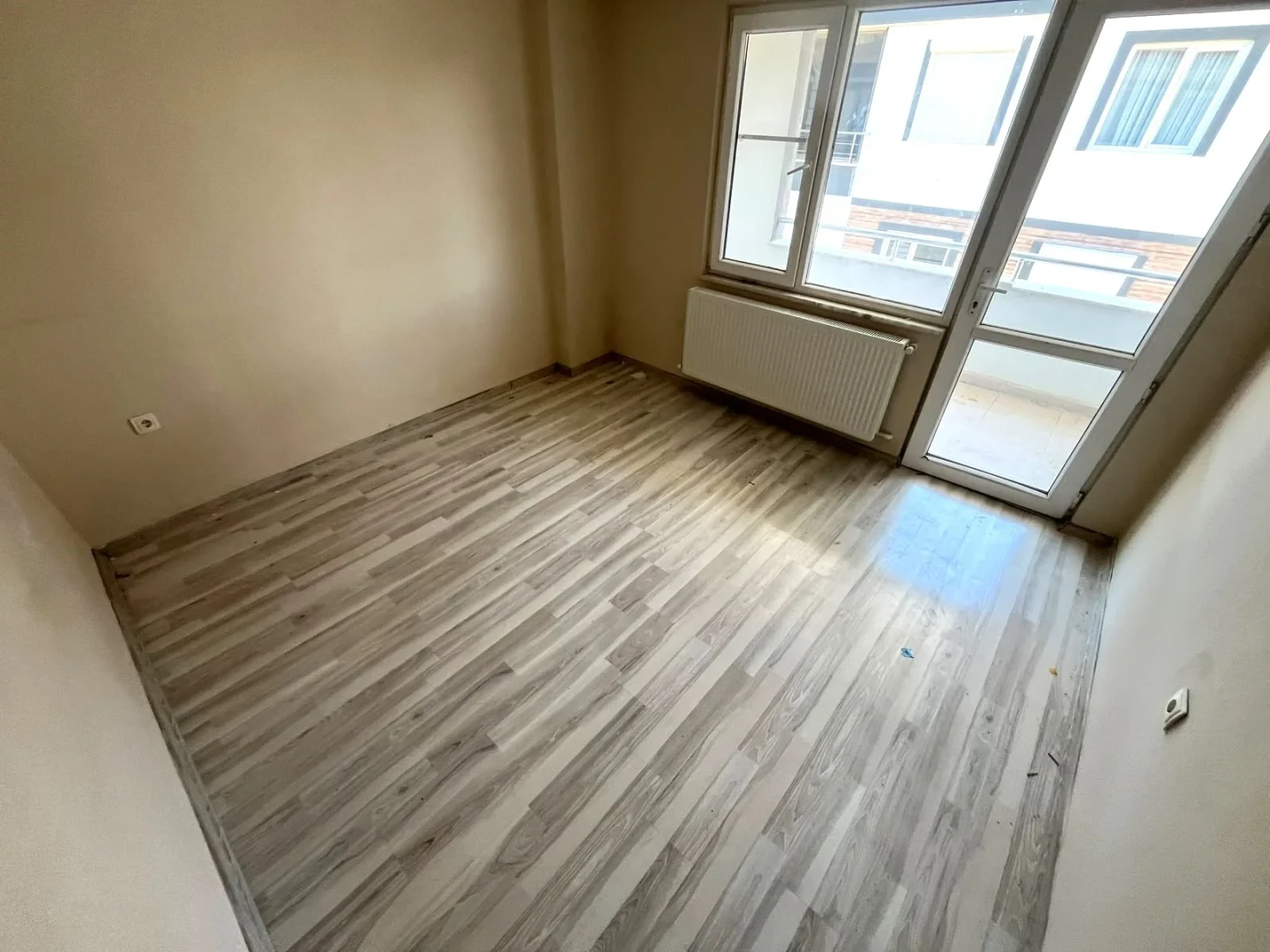 YÜKSEL'DEN ALTINKUM'DA DENİZE 650 M KREDİYE UYGUN 2+1 DAİRE