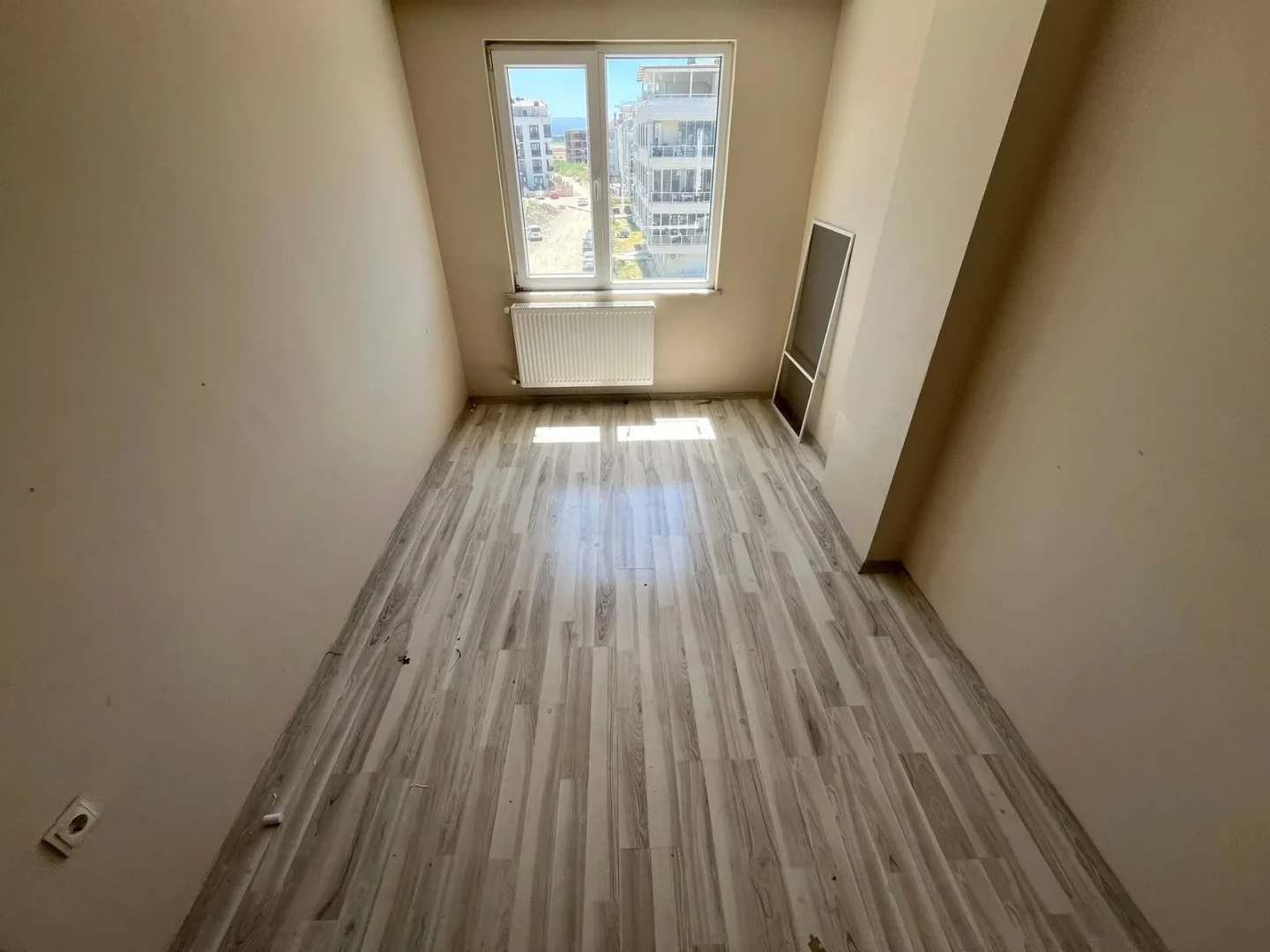 YÜKSEL'DEN ALTINKUM'DA DENİZE 650 M KREDİYE UYGUN 2+1 DAİRE