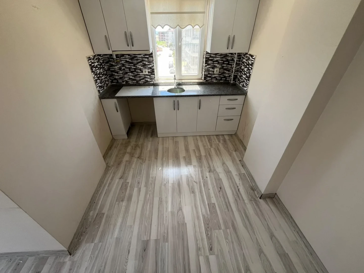YÜKSEL'DEN ALTINKUM'DA DENİZE 650 M KREDİYE UYGUN 2+1 DAİRE