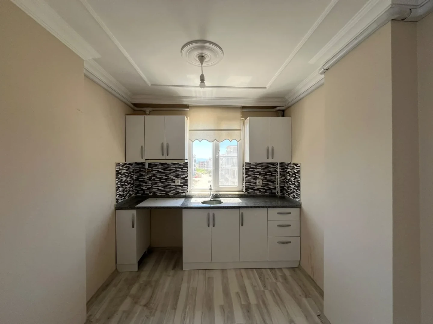 YÜKSEL'DEN ALTINKUM'DA DENİZE 650 M KREDİYE UYGUN 2+1 DAİRE