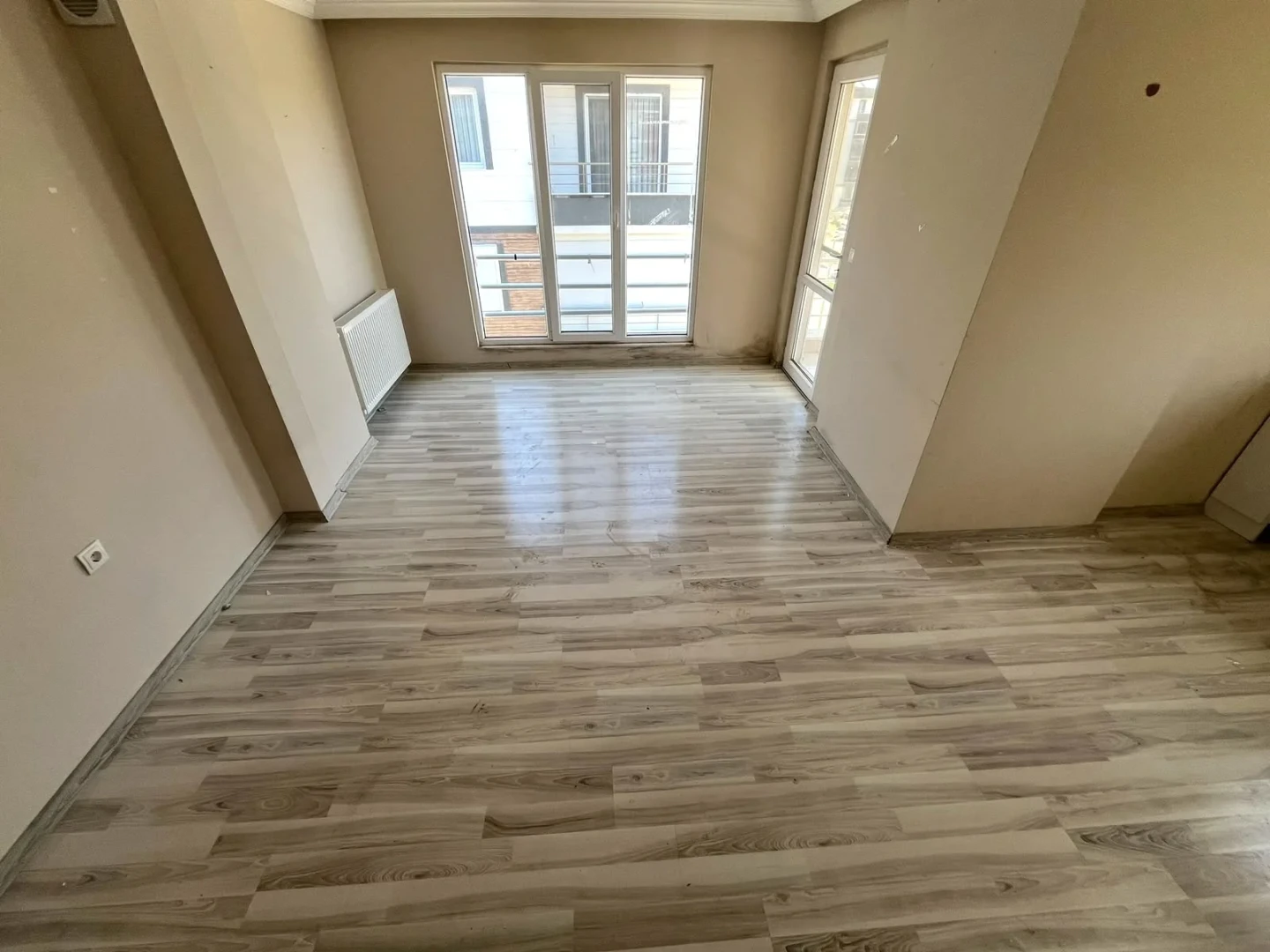 YÜKSEL'DEN ALTINKUM'DA DENİZE 650 M KREDİYE UYGUN 2+1 DAİRE