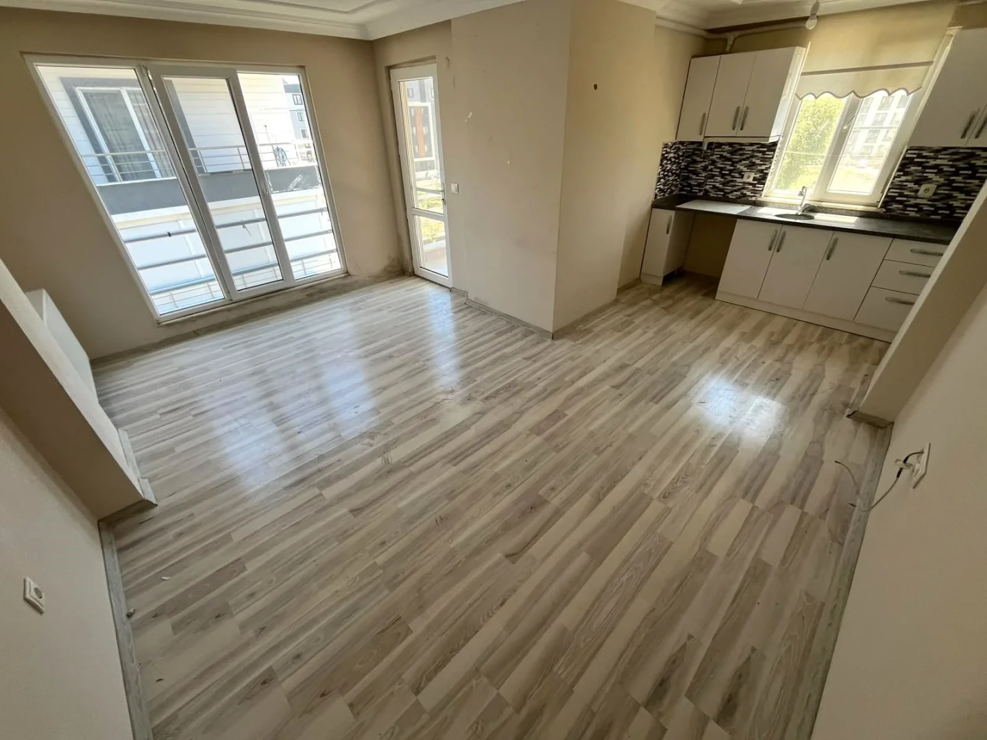 YÜKSEL'DEN ALTINKUM'DA DENİZE 650 M KREDİYE UYGUN 2+1 DAİRE