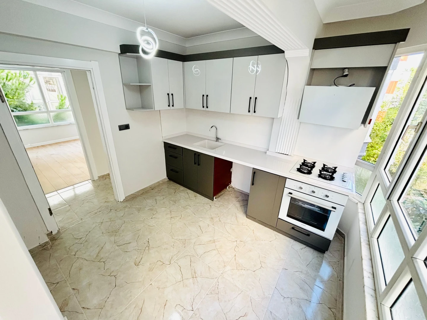 YÜKSEL'DEN AKÇAY MERKEZ'DE DENİZE 400 METRE 3+1 LÜKS DAİRE