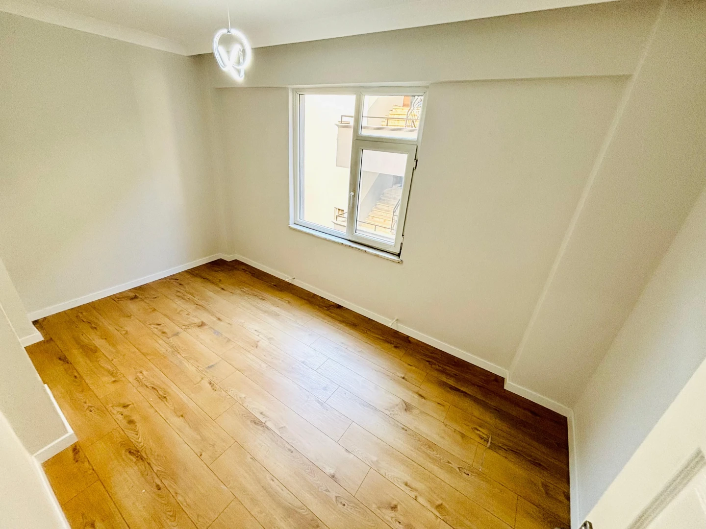 YÜKSEL'DEN AKÇAY MERKEZ'DE DENİZE 400 METRE 3+1 LÜKS DAİRE