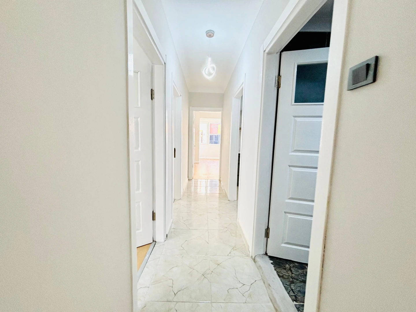 YÜKSEL'DEN AKÇAY MERKEZ'DE DENİZE 400 METRE 3+1 LÜKS DAİRE