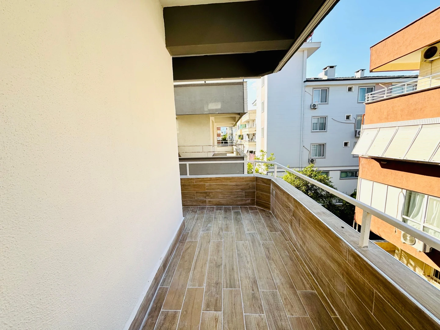 YÜKSEL'DEN AKÇAY MERKEZ'DE DENİZE 400 METRE 3+1 LÜKS DAİRE