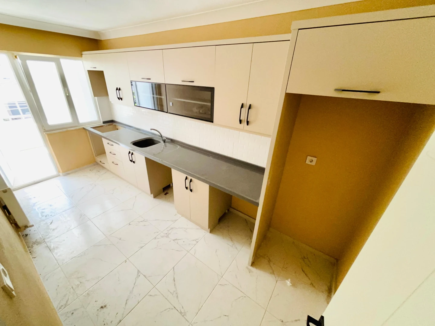 YÜKSEL'DEN AKÇAY MERKEZ'DE DENİZE 500 METRE ÖNCEPHE 2+1 DAİRE