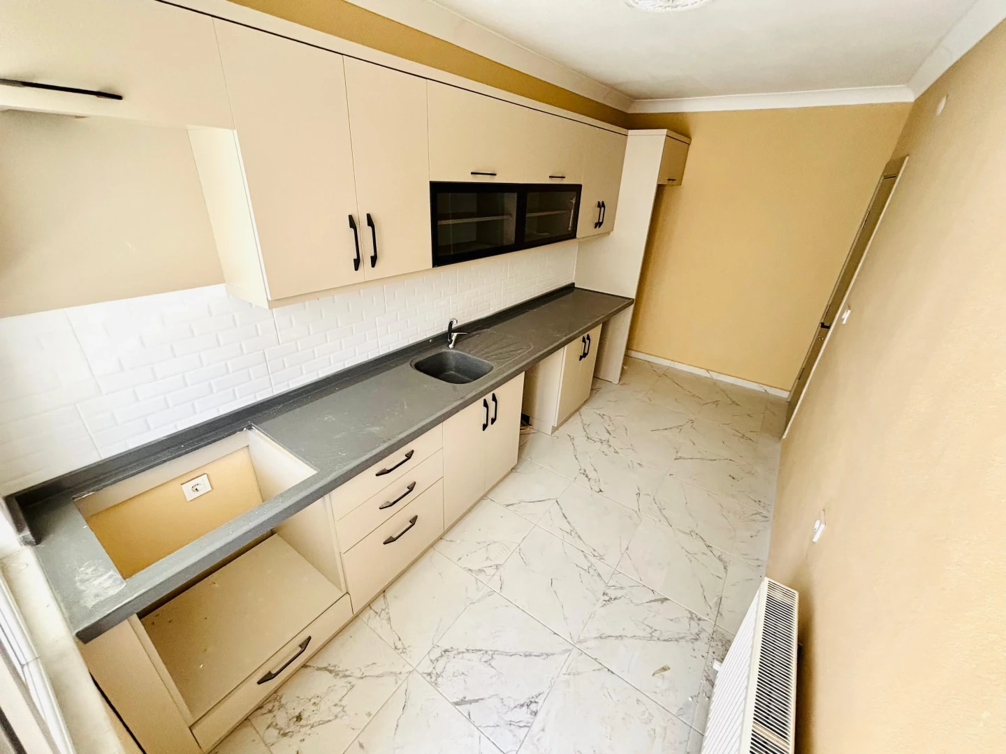YÜKSEL'DEN AKÇAY MERKEZ'DE DENİZE 500 METRE ÖNCEPHE 2+1 DAİRE