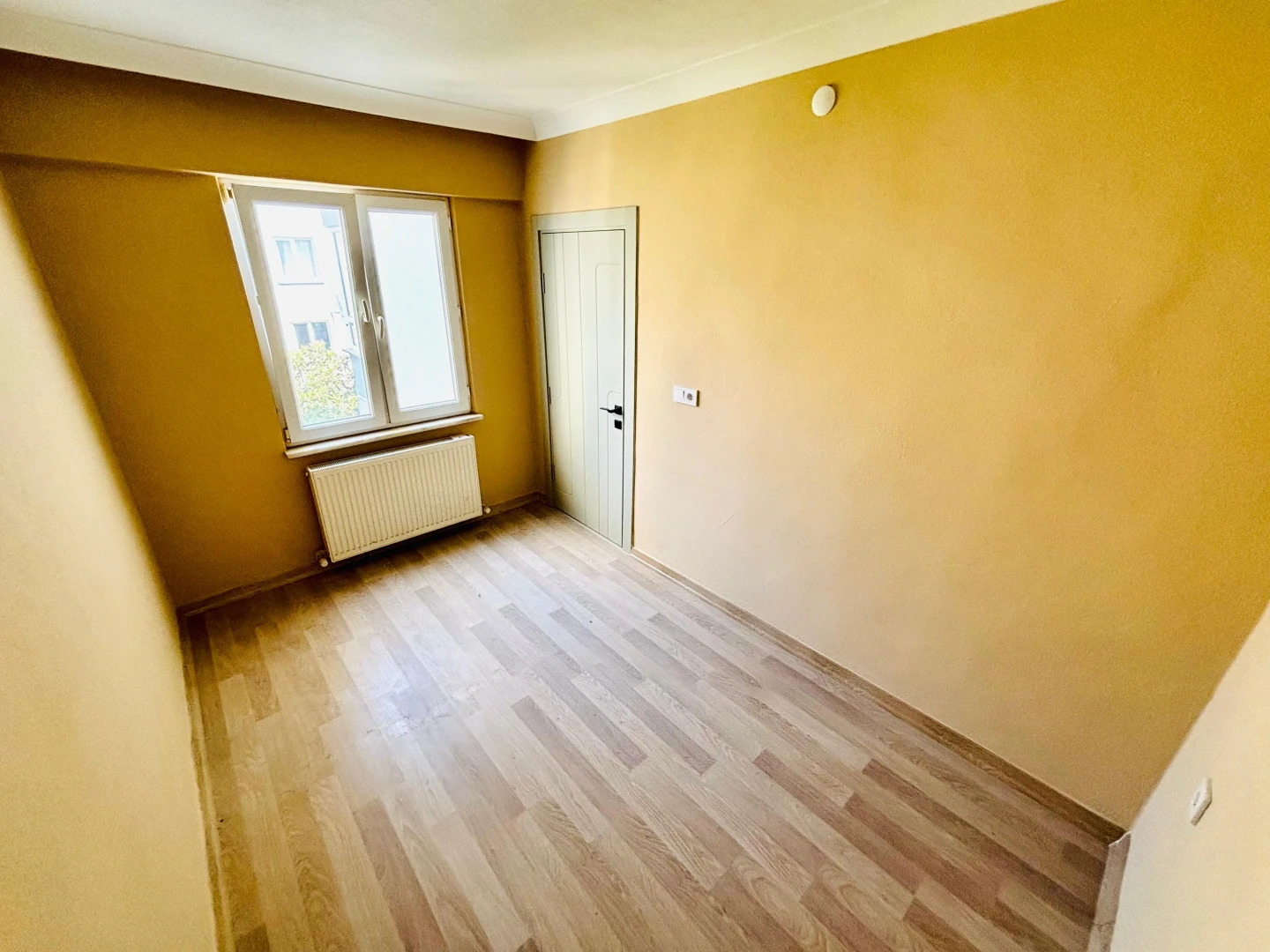 YÜKSEL'DEN AKÇAY MERKEZ'DE DENİZE 500 METRE ÖNCEPHE 2+1 DAİRE