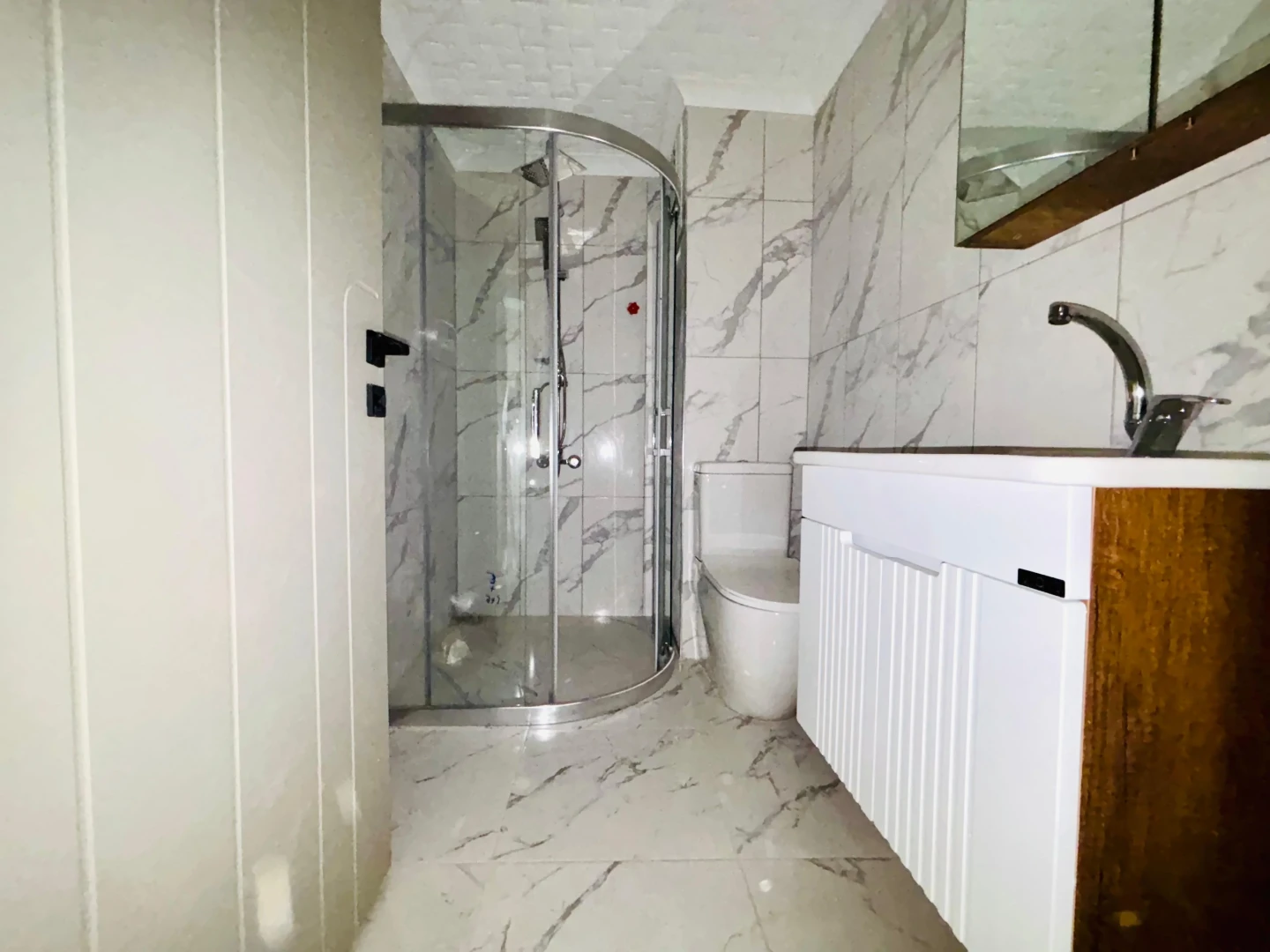 YÜKSEL'DEN AKÇAY MERKEZ'DE DENİZE 500 METRE ÖNCEPHE 2+1 DAİRE