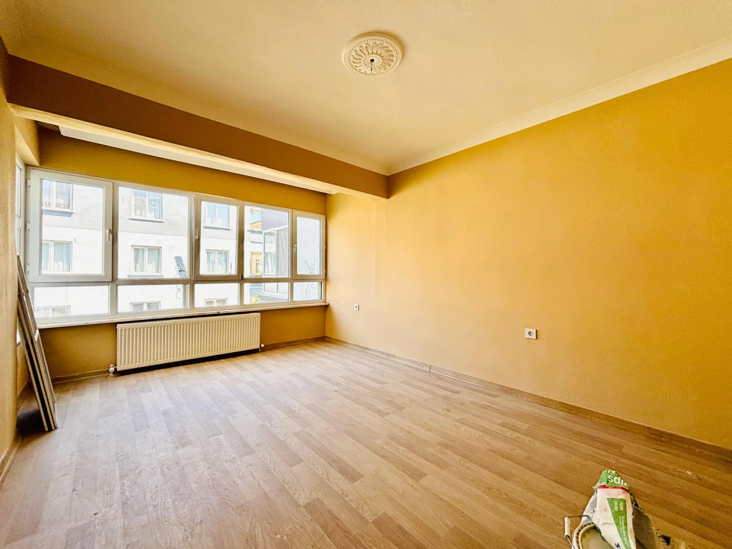 YÜKSEL'DEN AKÇAY MERKEZ'DE DENİZE 500 METRE ÖNCEPHE 2+1 DAİRE
