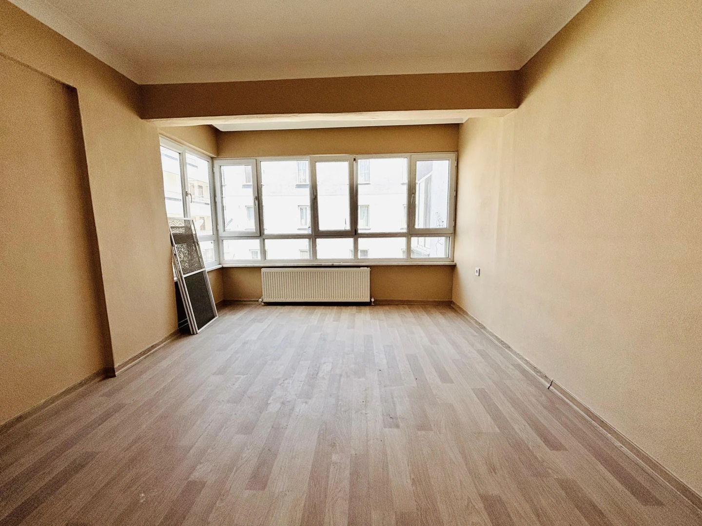 YÜKSEL'DEN AKÇAY MERKEZ'DE DENİZE 500 METRE ÖNCEPHE 2+1 DAİRE