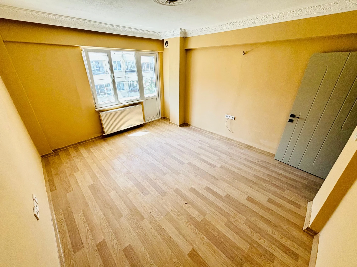 YÜKSEL'DEN AKÇAY MERKEZ'DE DENİZE 500 METRE ÖNCEPHE 2+1 DAİRE