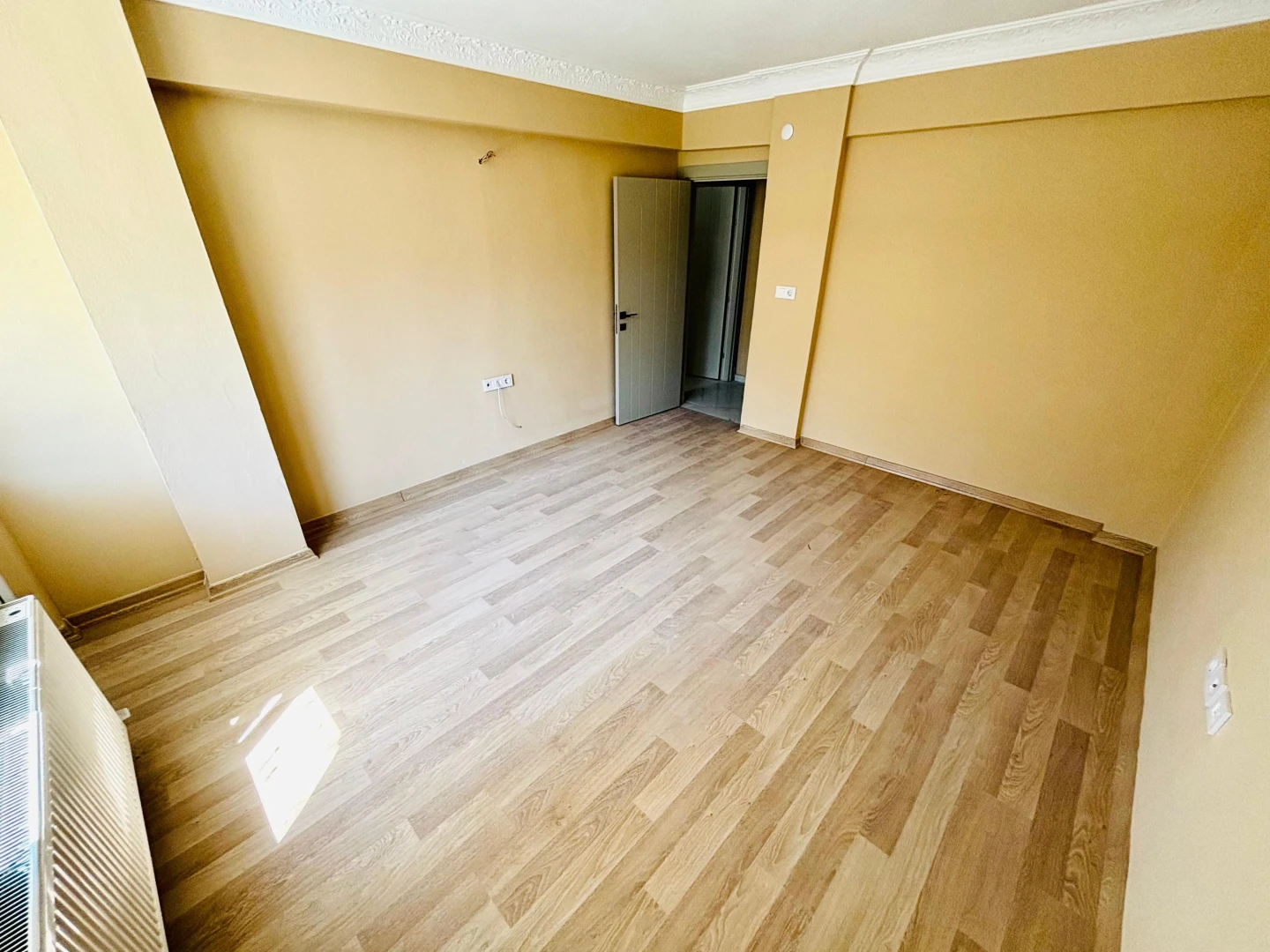 YÜKSEL'DEN AKÇAY MERKEZ'DE DENİZE 500 METRE ÖNCEPHE 2+1 DAİRE