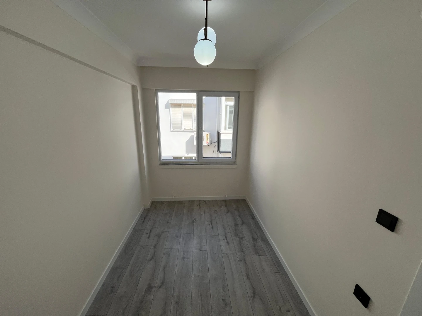 YÜKSELDEN AKÇAY MERKEZDE ÖN CEPHE AYRI MUTFAK 2+1 FIRSAT DAİRE