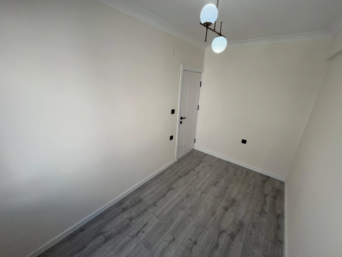 YÜKSELDEN AKÇAY MERKEZDE ÖN CEPHE AYRI MUTFAK 2+1 FIRSAT DAİRE