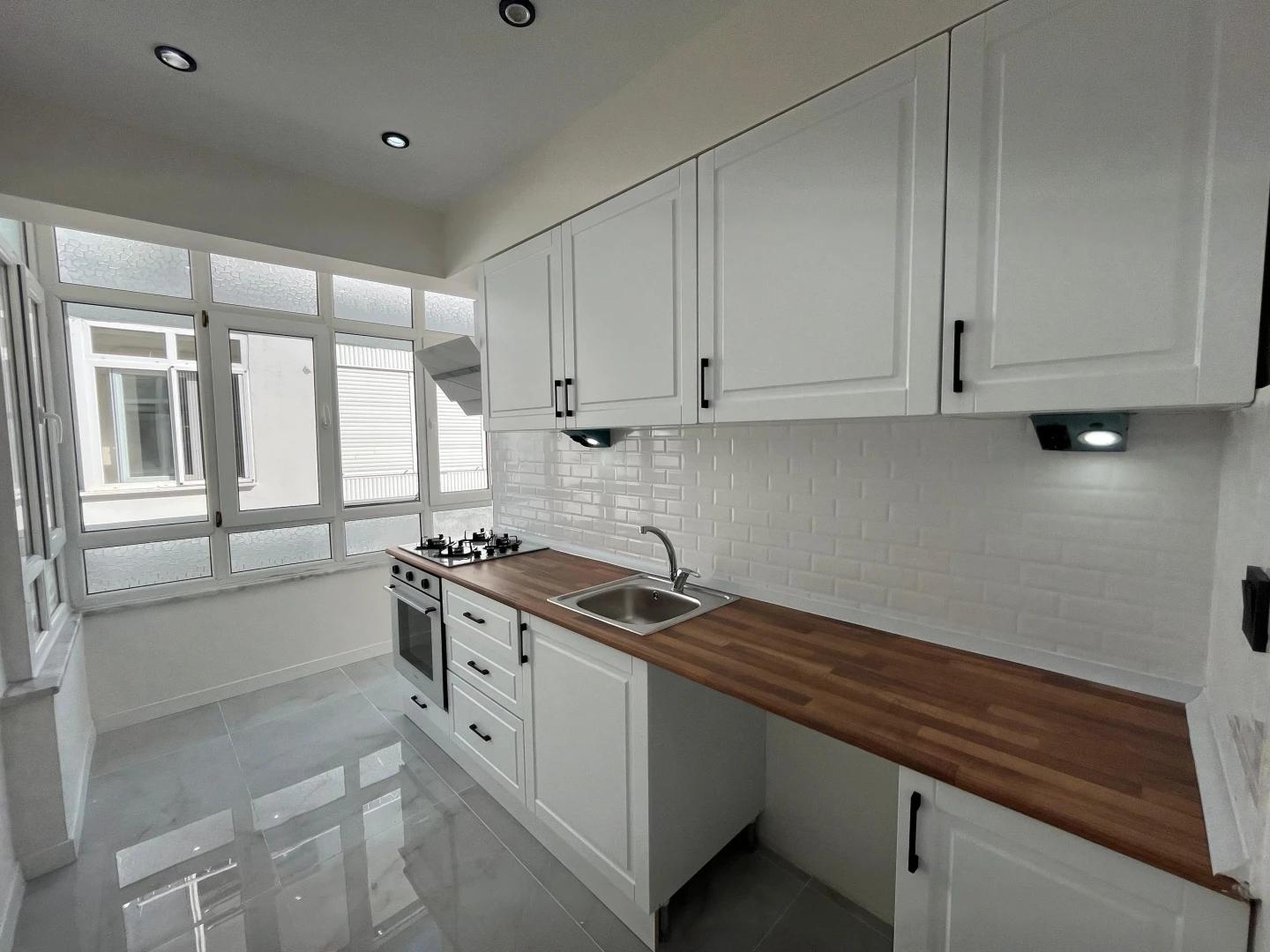 YÜKSELDEN AKÇAY MERKEZDE ÖN CEPHE AYRI MUTFAK 2+1 FIRSAT DAİRE