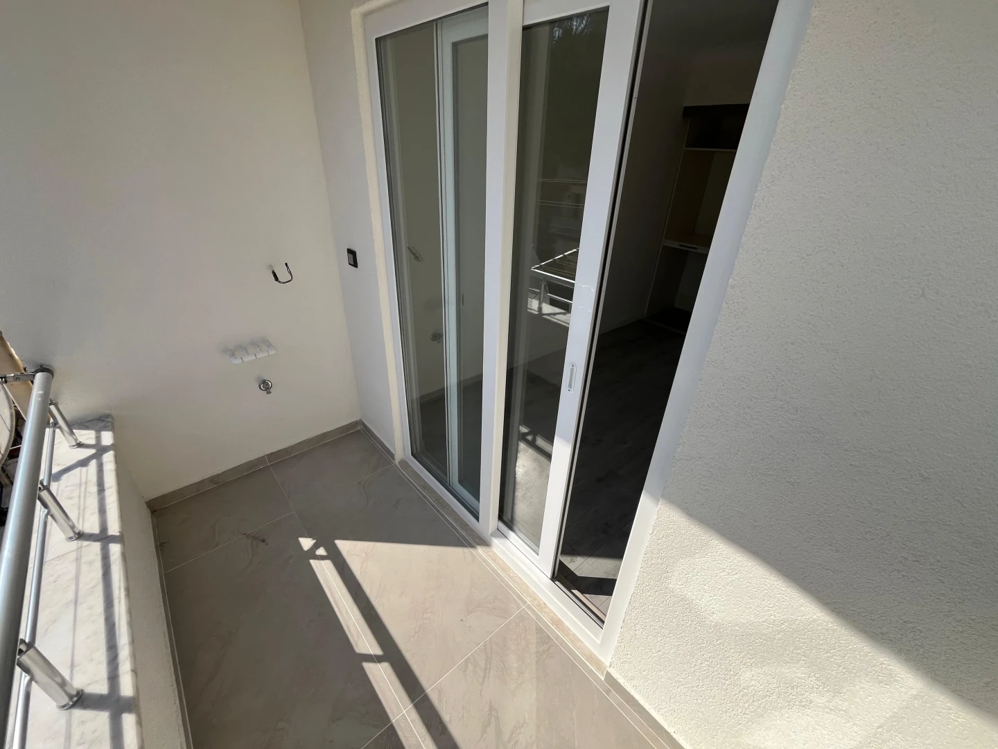 YÜKSELDEN AKÇAY MERKEZDE ÖN CEPHE AYRI MUTFAK 2+1 FIRSAT DAİRE